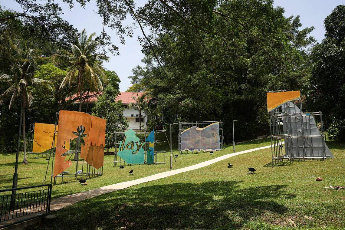 艺术家Hilmi Johandi的装置，启发自20世纪初期马来西亚联邦铁路的旅游广告。（李健玮摄）