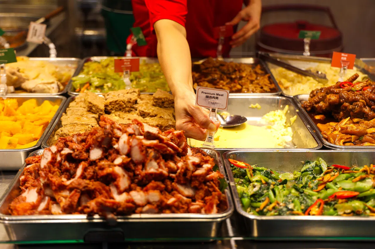 精选菜肴的售价视个别菜品而定，白色标签上会注明。（林明顺摄）