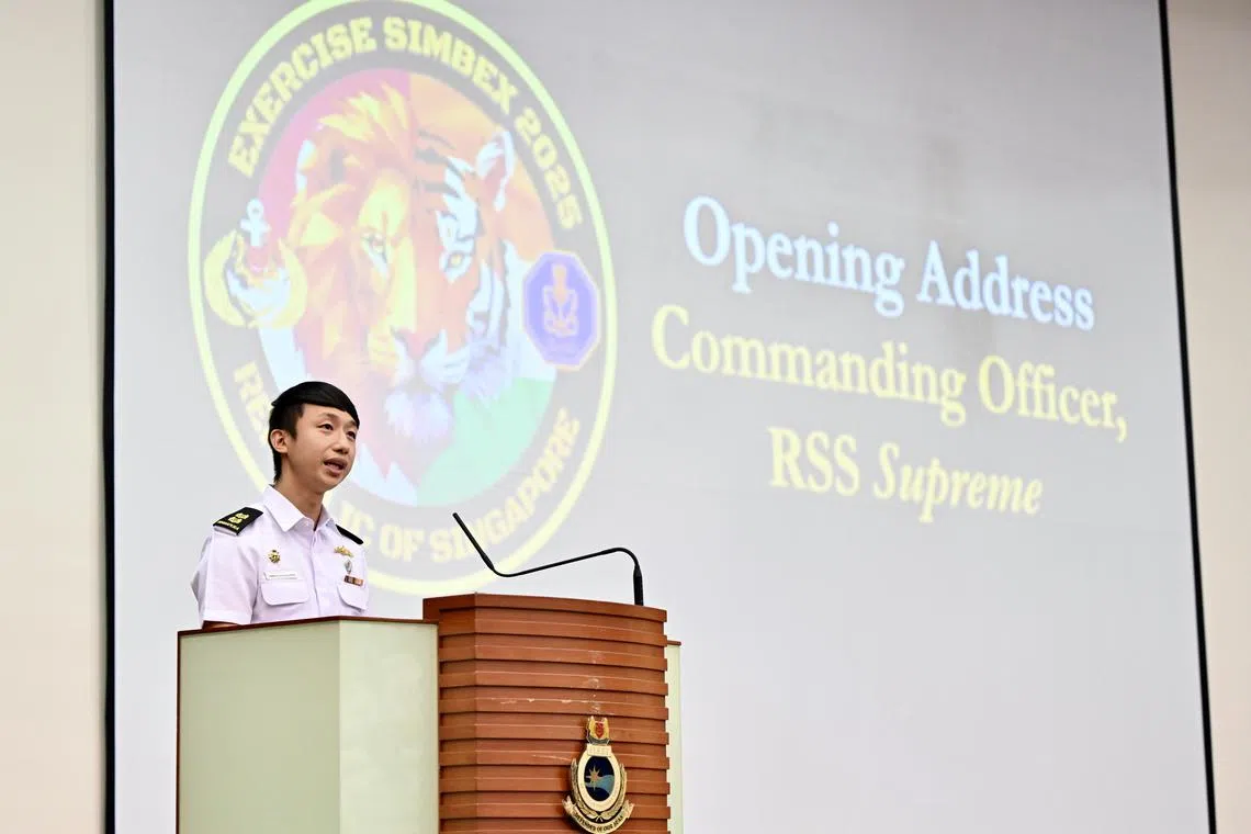 我国海军精湛号护卫舰指挥官许展维中校，在2025年“SIMBEX”演习开幕仪式上致辞。（国防部提供）