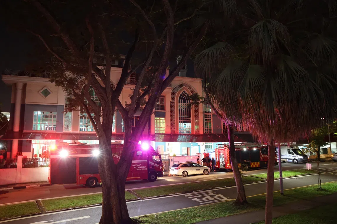 民防部队的危险物质控制专业人员（Hazmat Specialist）正在现场展开调查。相关区域已被封锁。（梁麒麟摄）