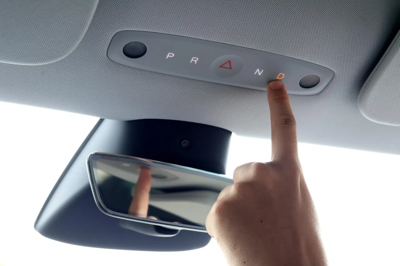 望后镜上方有换挡触控板，可直接点击换挡。（龙国雄摄）