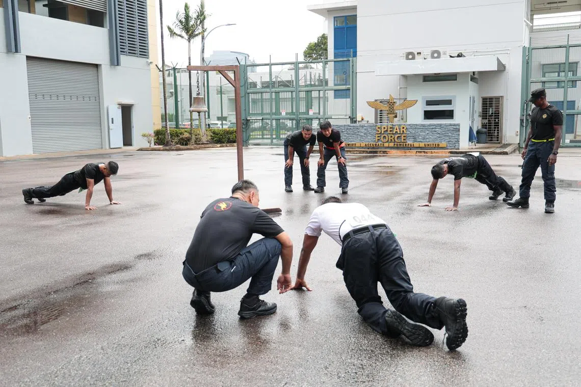 最后一轮测试时，一名参与者在俯卧撑时双腿已经无法支撑身体的力量，不过还是完成了指定数量才叫停。（李冠卫摄）