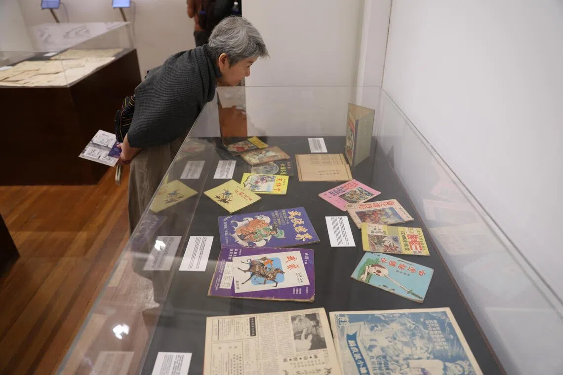 本地娱乐文史藏家达人苏章恺，联合新报业媒体华文媒体集团策展，透过珍稀武侠小说与影视纸本展品带读者走进大千武侠世界。（白艳琳摄）