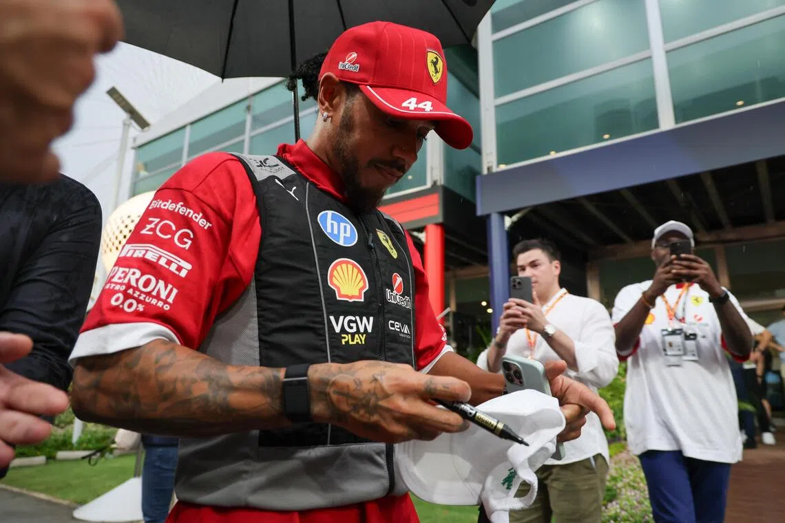 七届世界冠军哈密尔顿今年第一次以法拉利车手身份来到新加坡，最终排名第八。（张俊杰摄）