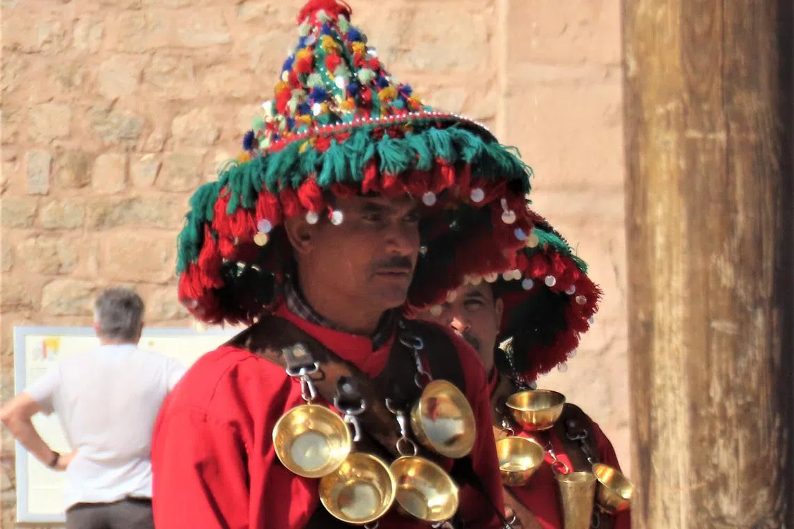  马拉喀什穿红袍戴大花帽的“卖水人”。（许月英摄）