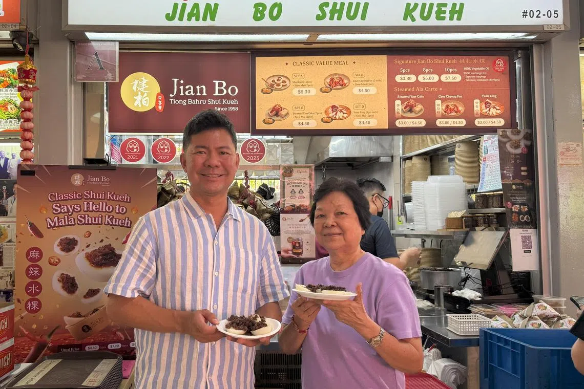 楗柏水粿第三代负责人洪政扬（左）和母亲卓莱桦（右）经营水粿生意。（品牌提供）