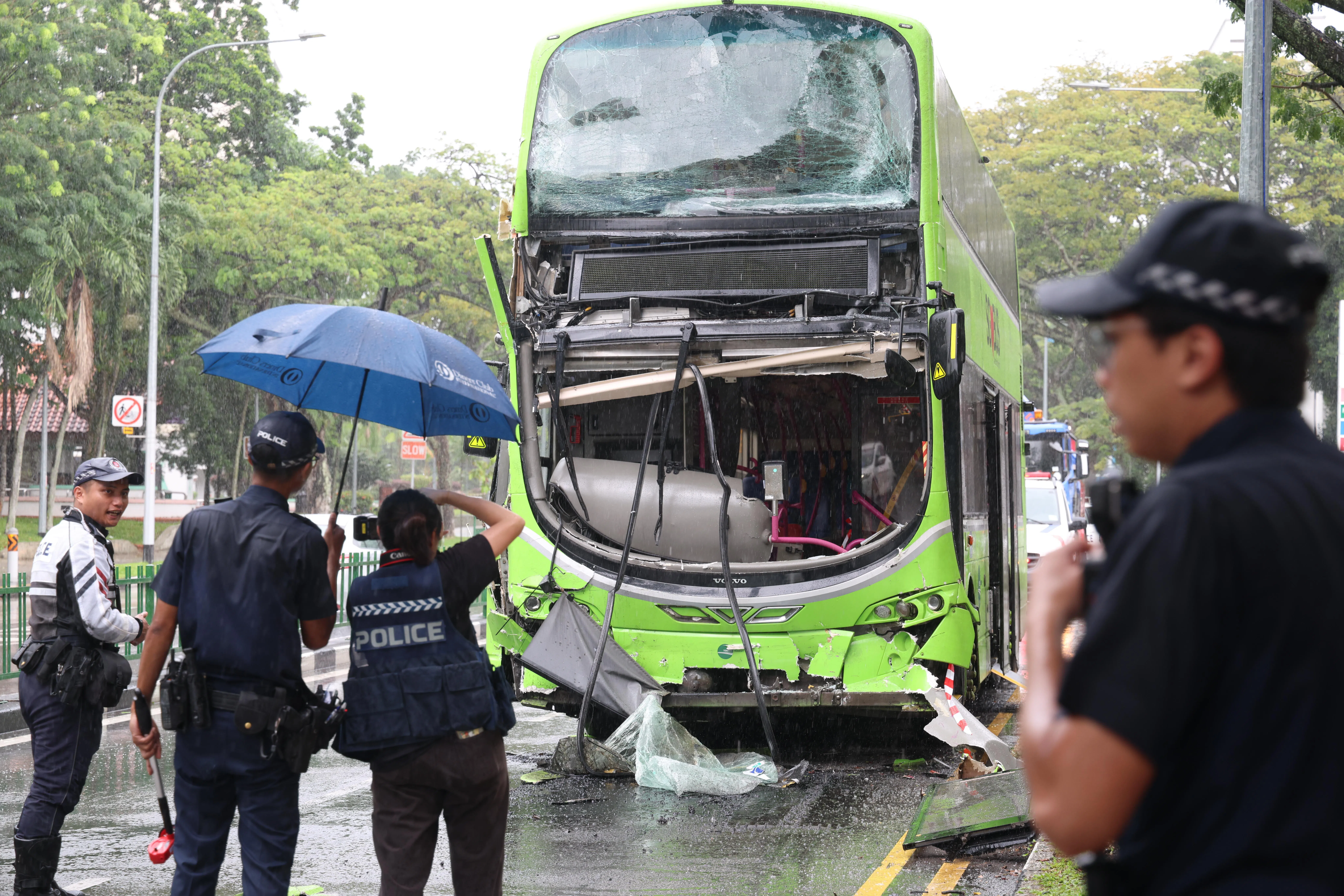 两辆巴士严重受损，易塔通的98号巴士的挡风玻璃破碎，车头保险杠也撞毁。（郑一鸣摄）