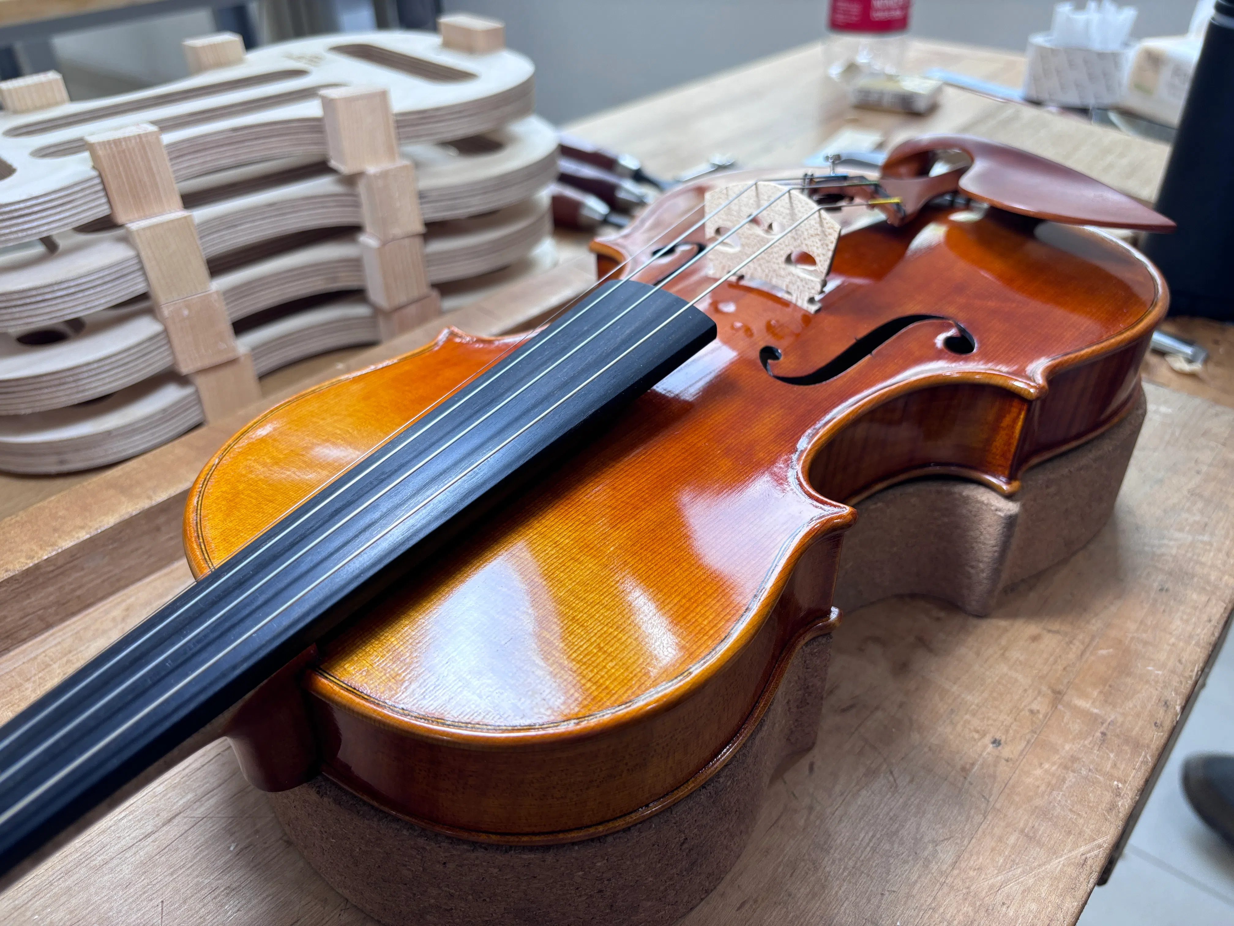 高级琴制作师冯恒历时两个半月，完成这把纯手工制作的小提琴。