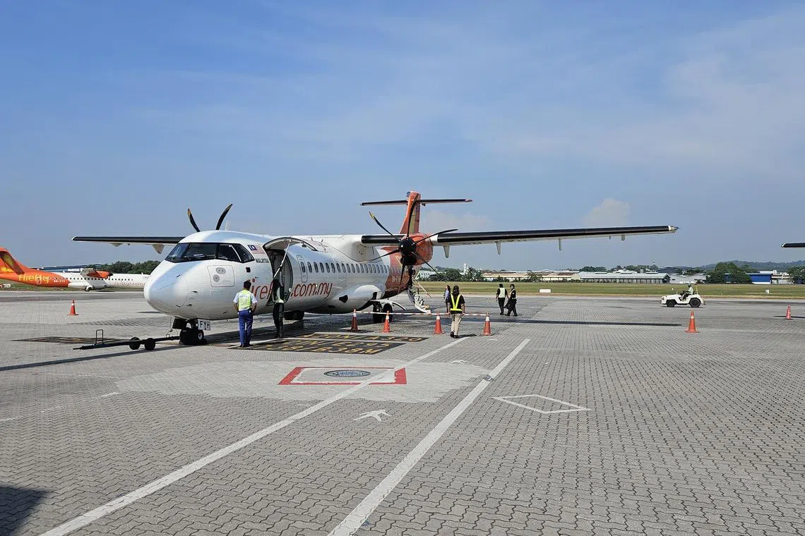 航空业专家指出，梳邦机场并不适合廉价航空的喷气飞机运营。图为停泊在梳邦机场的一架飞萤航空涡轮螺旋桨（turboprop）客机，飞萤航空的票价比一般廉价航空来得高。（档案照片）