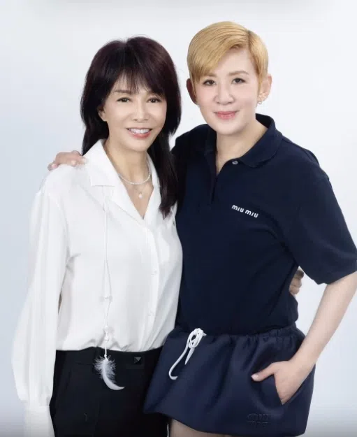 吴君如（右）上郑裕玲（左）的访谈节目“The Do Show”。（取自郑裕玲IG）