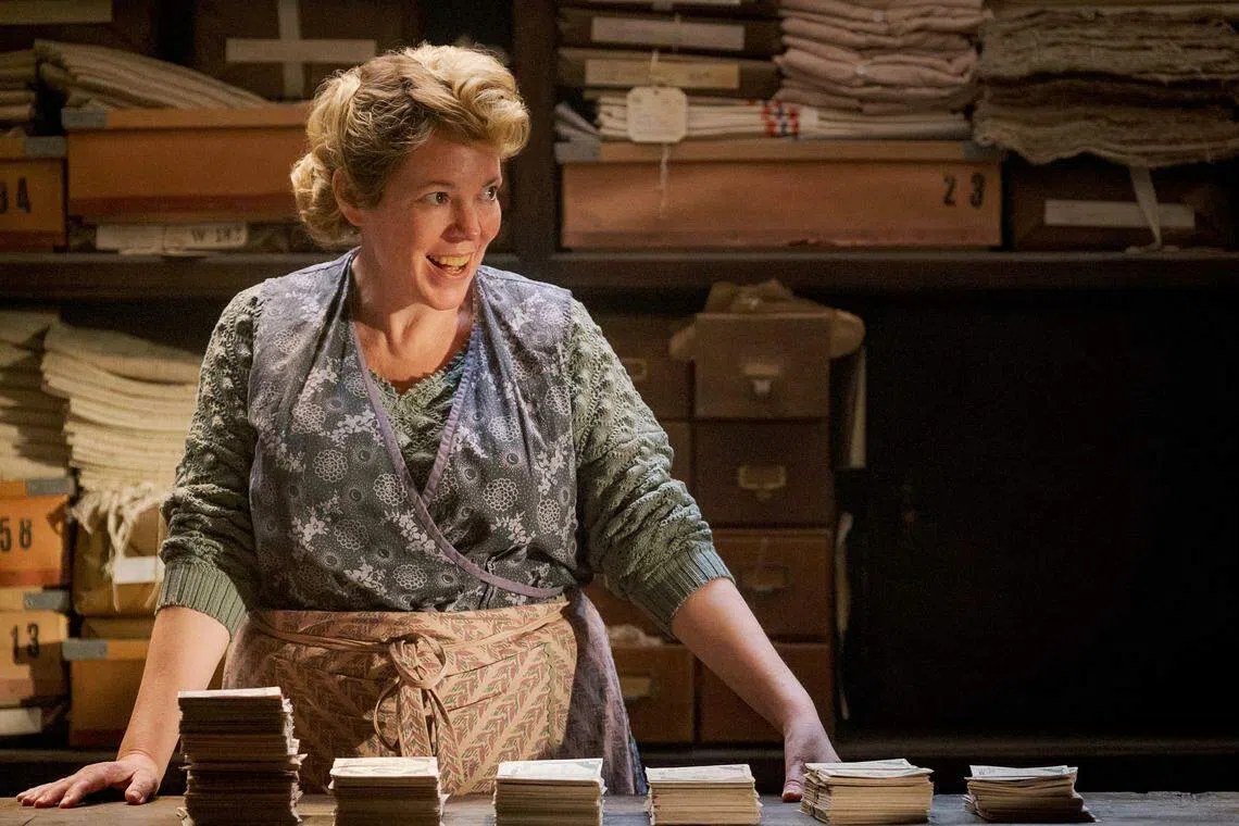 奥斯卡影后Olivia Colman演绎奸诈的洗衣店老板。（Warner Bros. Pictures提供）