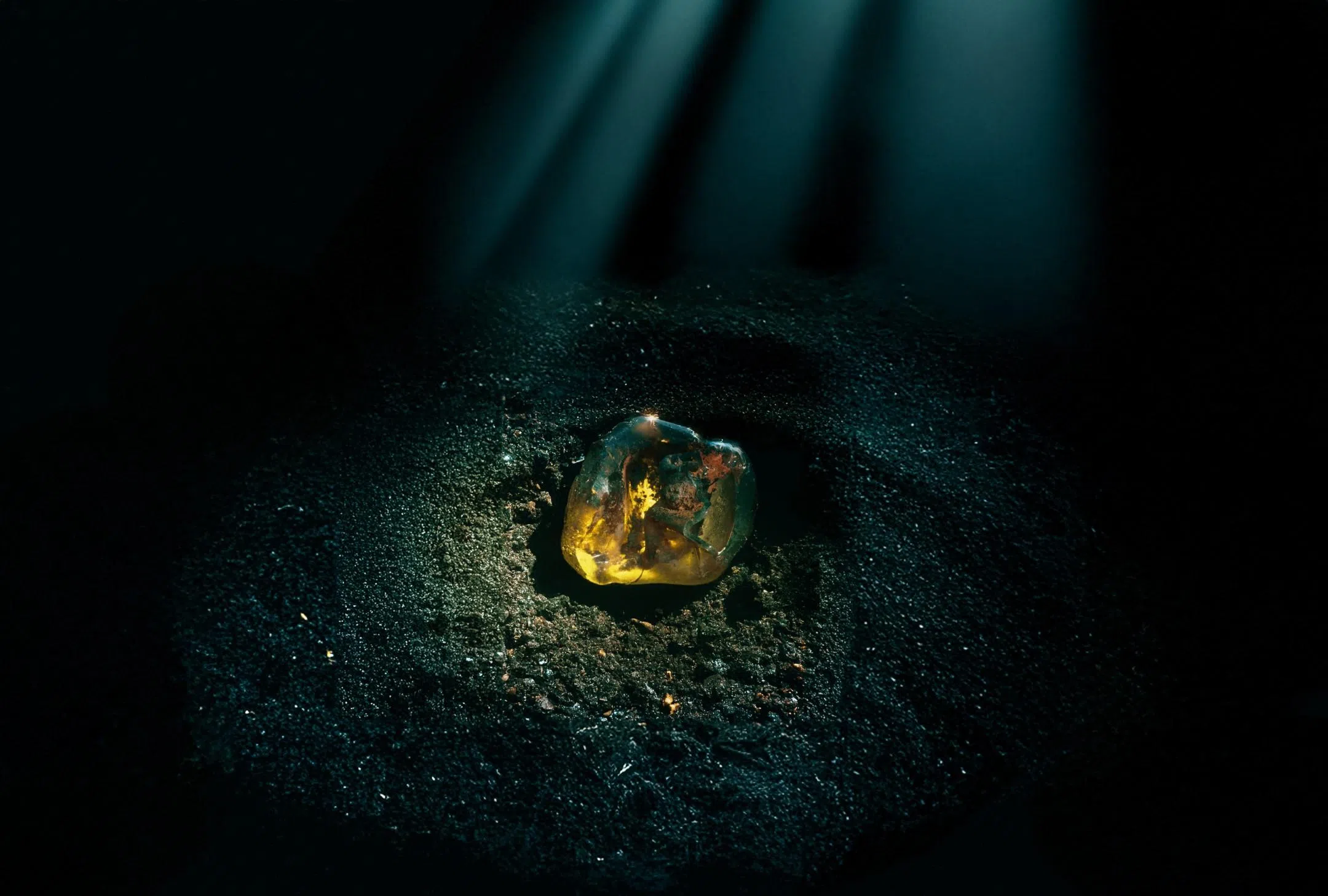 赵仁辉摄影作品《碎片43》（2024）在香格纳画廊展出。（香格纳画廊提供）