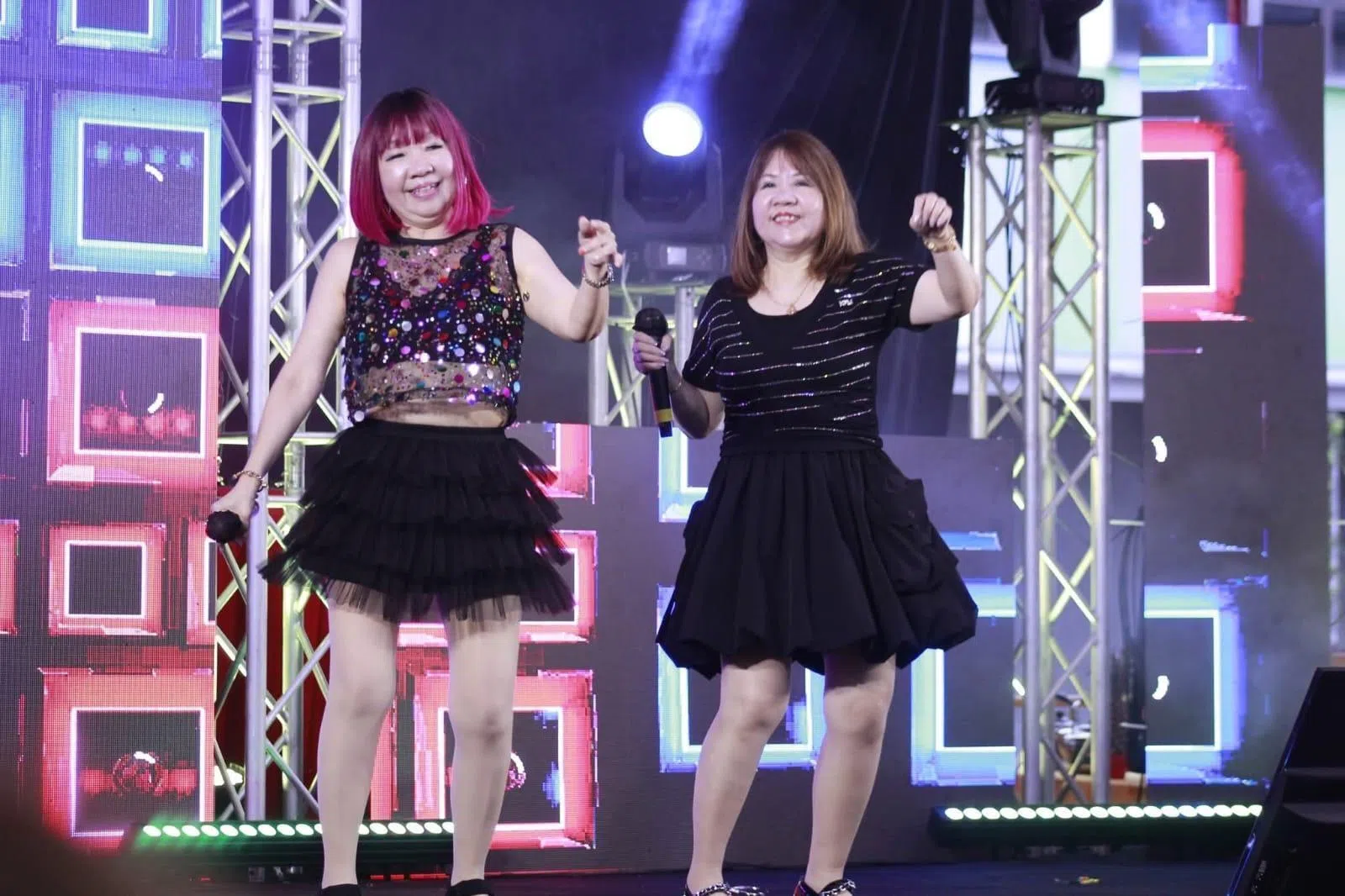 陈爱莲（左）和陈爱清热爱唱歌，两姐妹曾一起同台表演。（受访者提供）