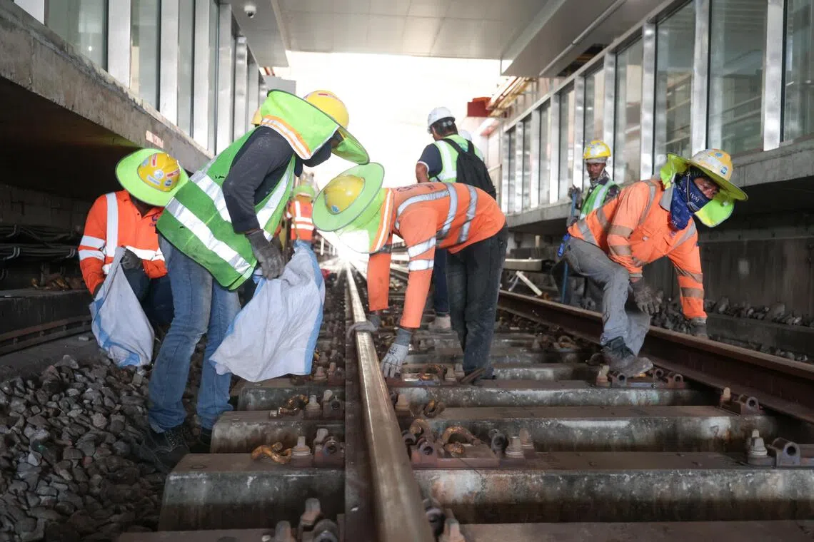 团队正调整新轨枕（sleeper）之间的间距，确保与现有轨道一致。（李冠卫摄）