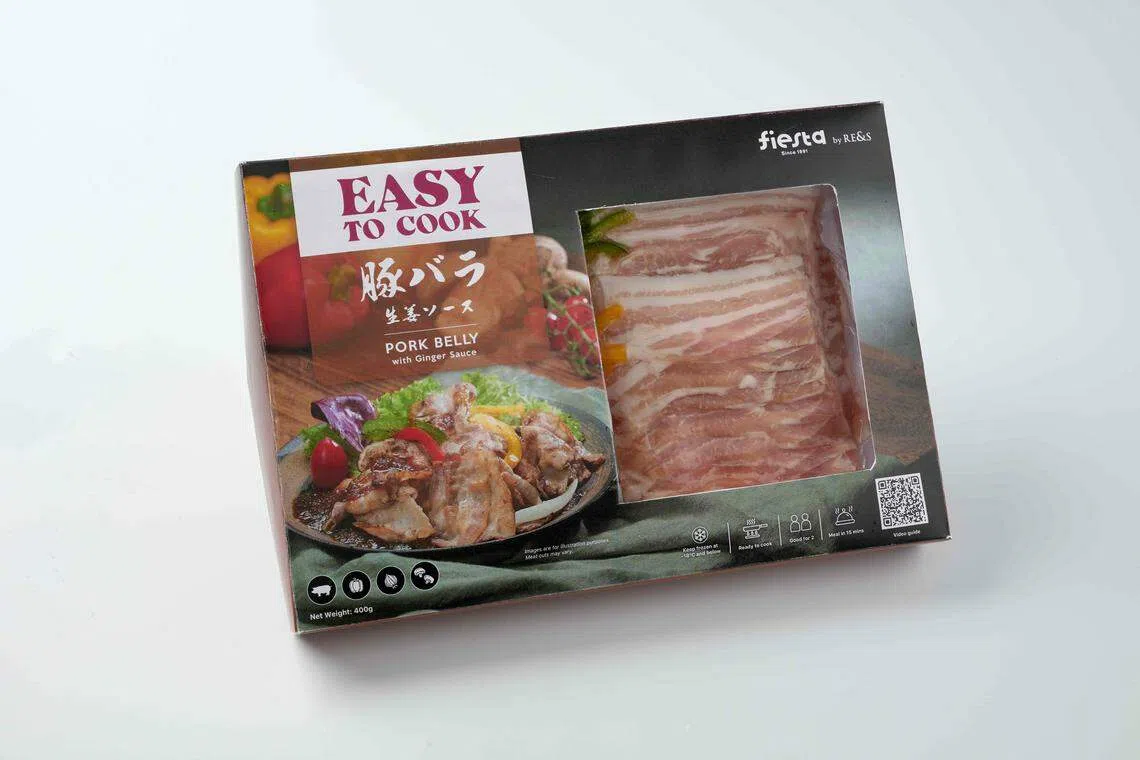 Kuriya日本市场的即煮即食姜汁三层肉，还附三色灯笼椒和蘑菇。（品牌提供）