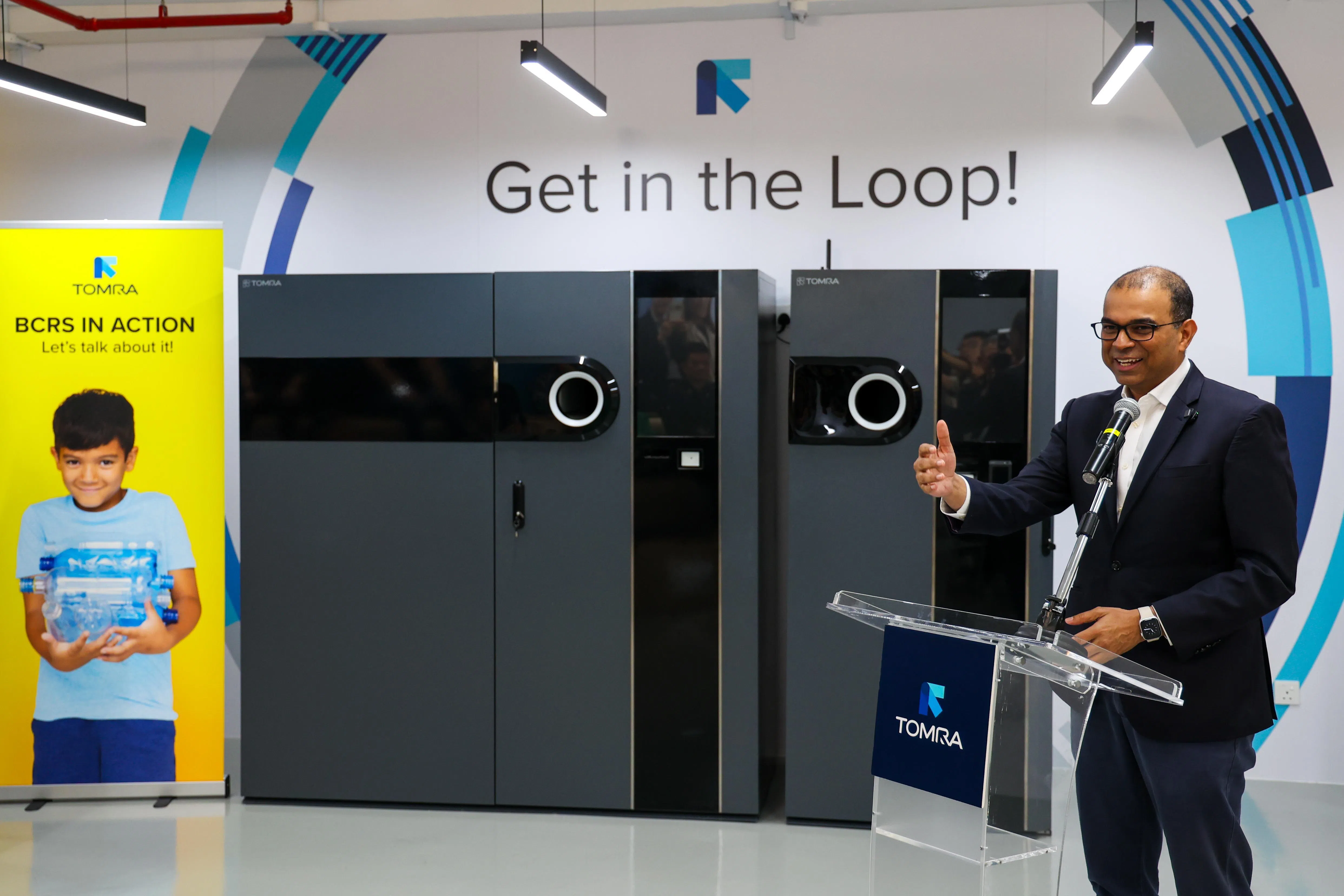 陶朗集团将在本地推出两款回收机，一款较大的（左）可收集最多2000个瓶罐，另一款较小的（右）则可收集最多1000个瓶罐。图为教育部兼永续发展与环境部高级政务部长普杰立医生星期五（1月30日）在陶朗集团资源转型开幕仪式上致辞。（林明顺摄）