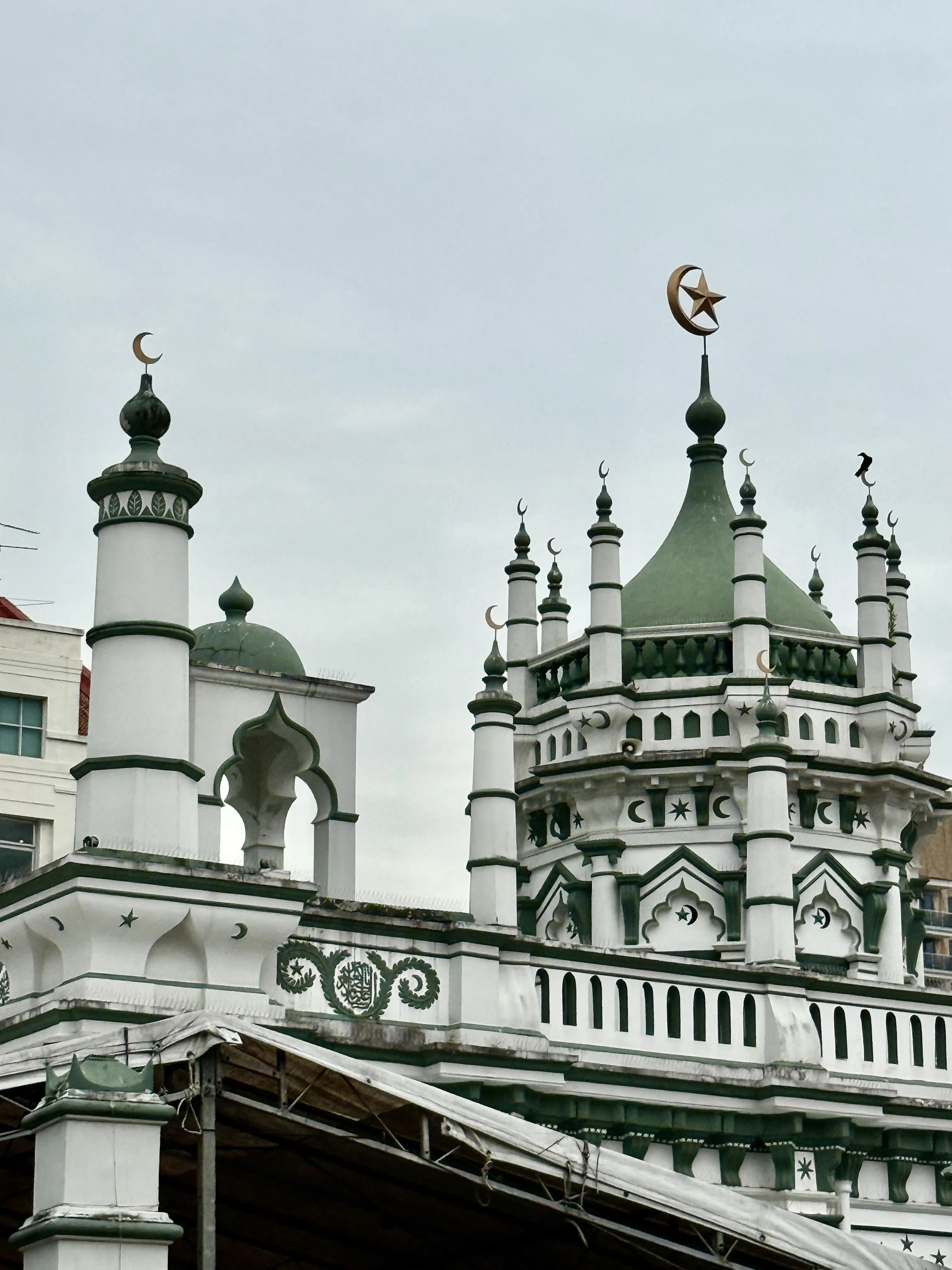 2021年阿都卡夫回教堂刷上白绿两色，修复后更加迷人。（陈映蓁摄）