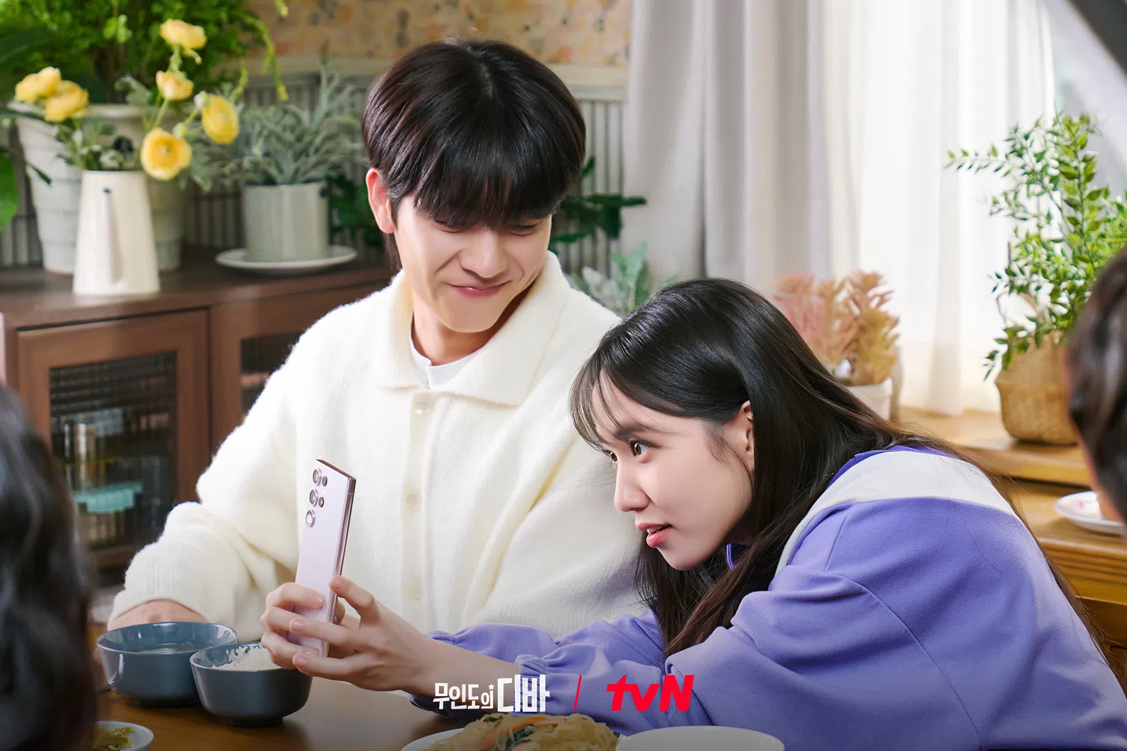 蔡钟协（左）和朴恩斌二度合作，感情戏份不多却深刻。（取自tvN Drama脸书）