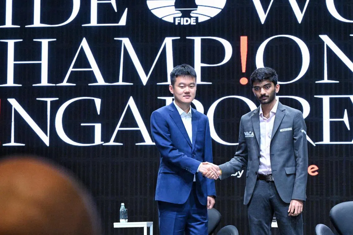 18岁的古克什（右）如果能战胜比他大14岁的丁立人，将成为历来最年轻的国际象棋世界冠军。（海峡时报）