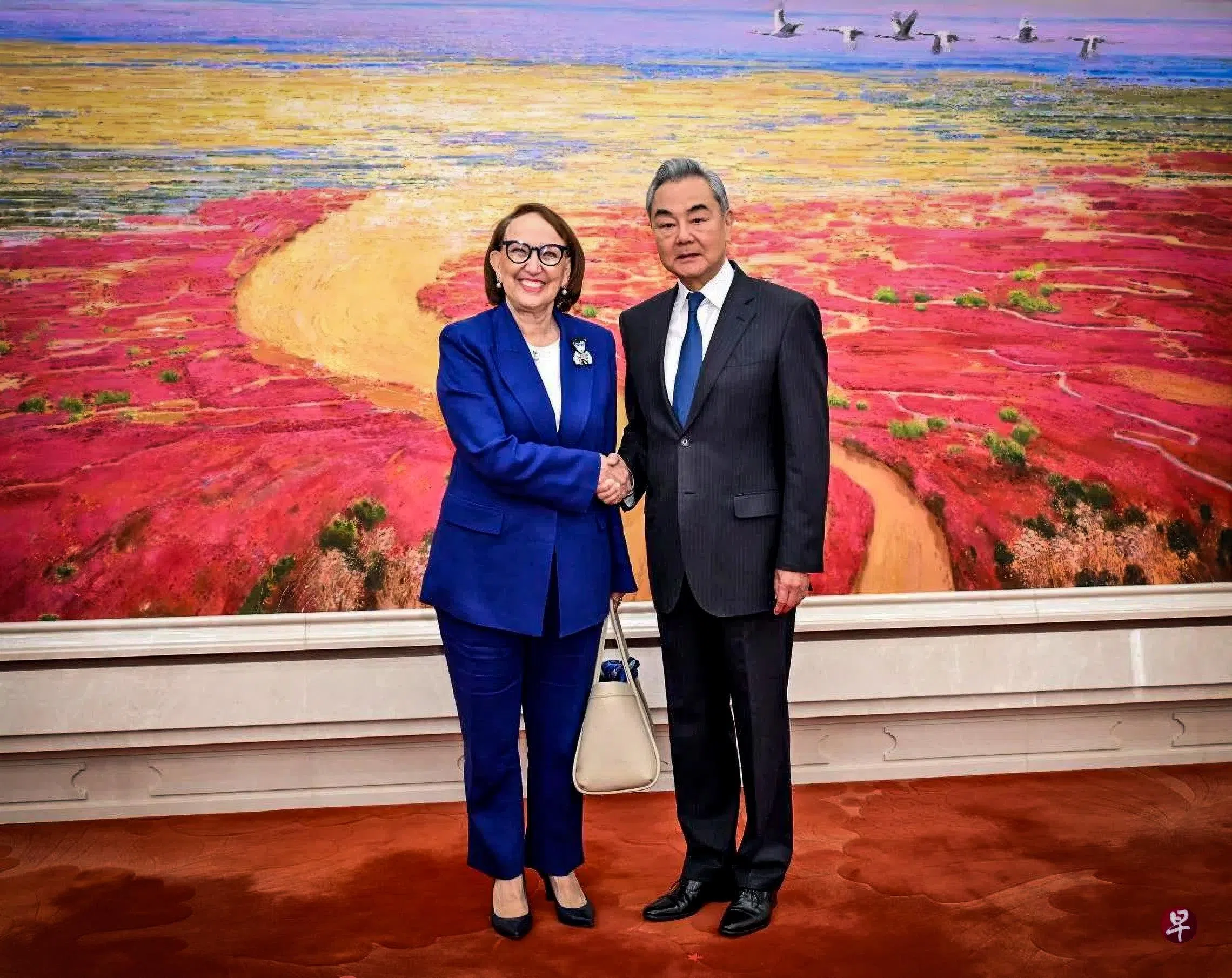 中国外长王毅（右）6月16日在北京会见下任联合国秘书长候选人、联合国贸发会议秘书长、哥斯达黎加前副总统格林斯潘。（新华社）