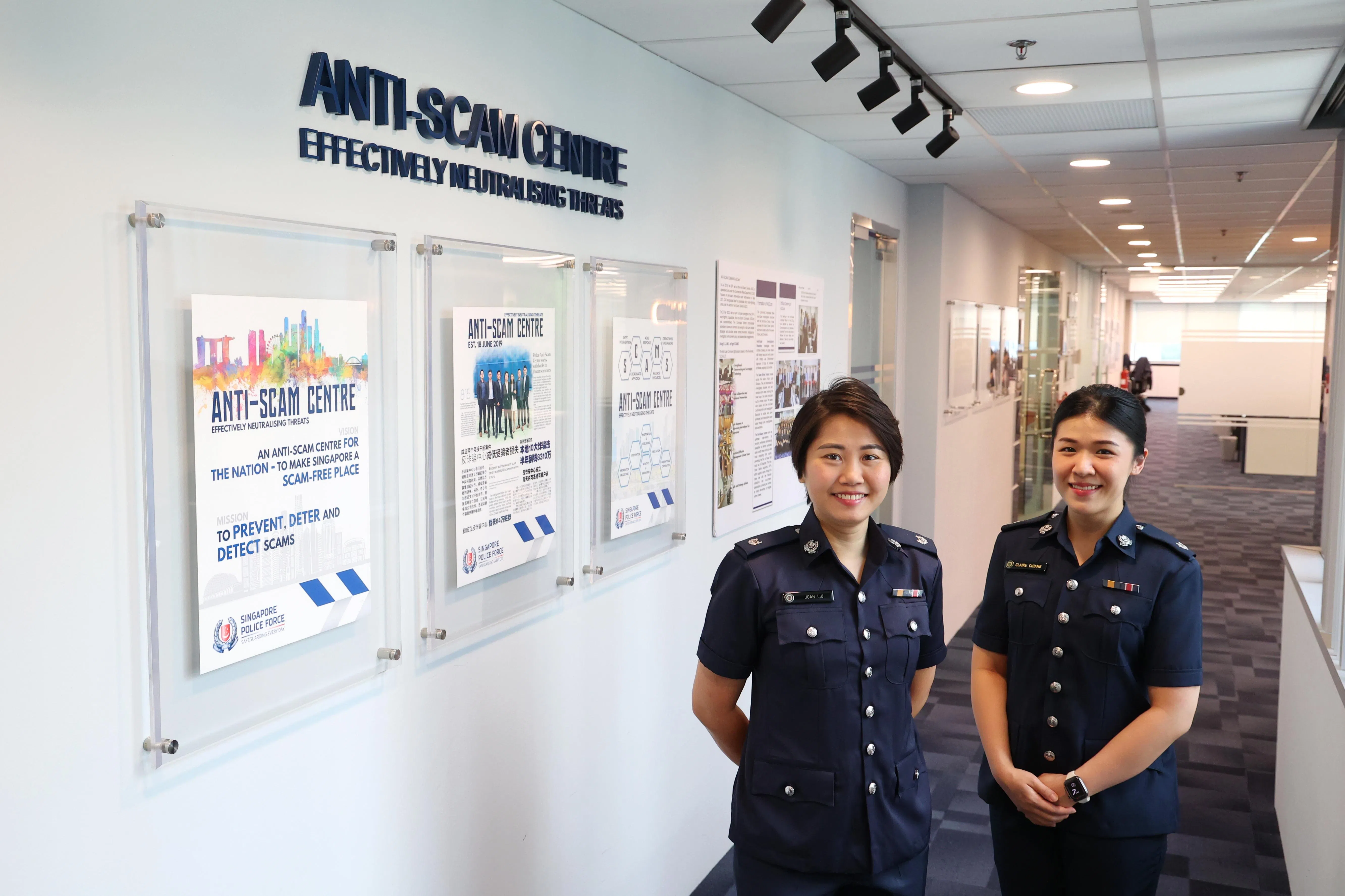 反诈骗中心高级调查员刘英瑜助理警监（左）和郑芝慧助理警监指出，当局运用自动化机器人流程技术，只须一个按钮就能将涉案和列入黑名单的银行户头发给银行。（林明顺摄）