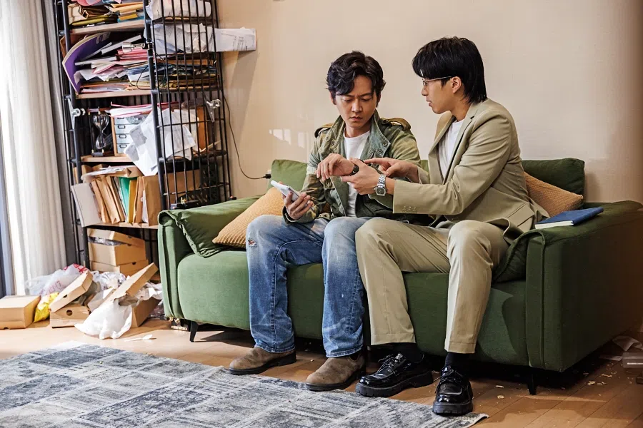 张振朗（左）饰演的刑凯小时候因原生家庭的伤害分离出其他人格，某些时刻性格温柔沉稳的第二个人格阿贤（吴业坤饰，右）会出现。（互联网）