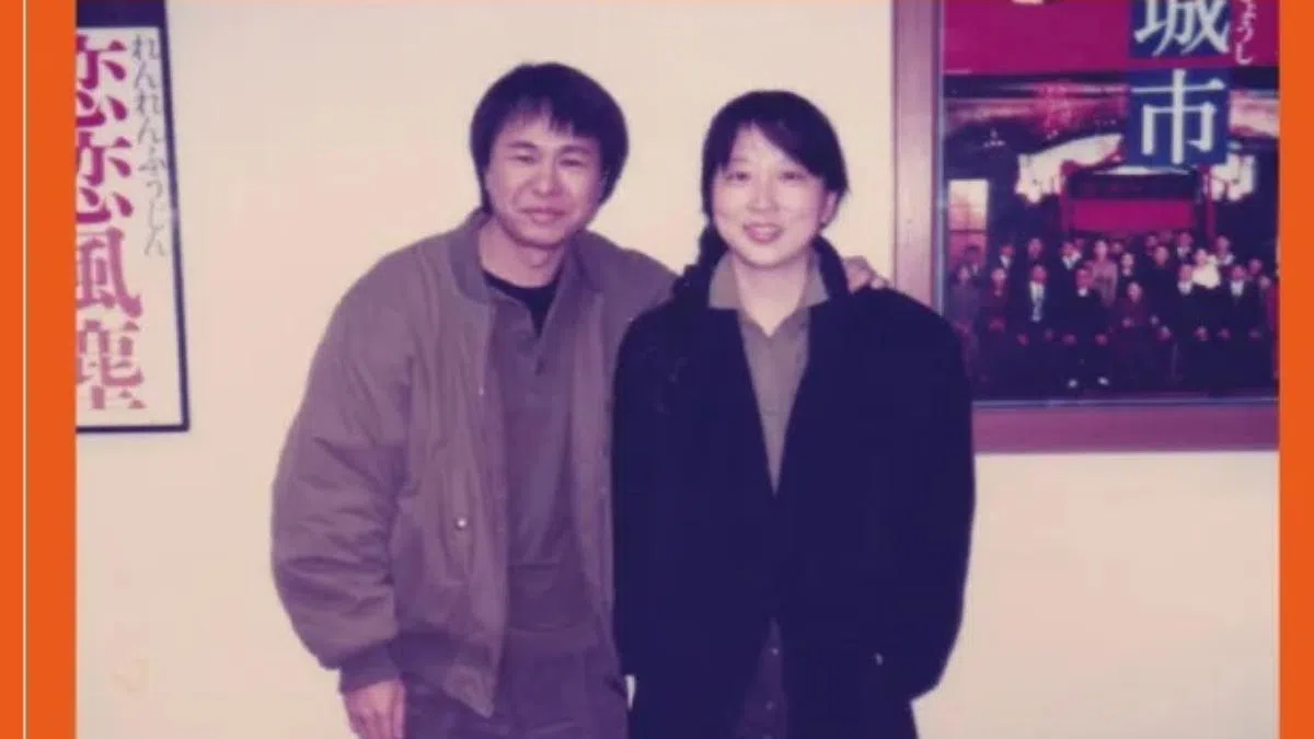 朱天文（右）提供“T”杂志中文版她和侯孝贤的昔日合照。（互联网）