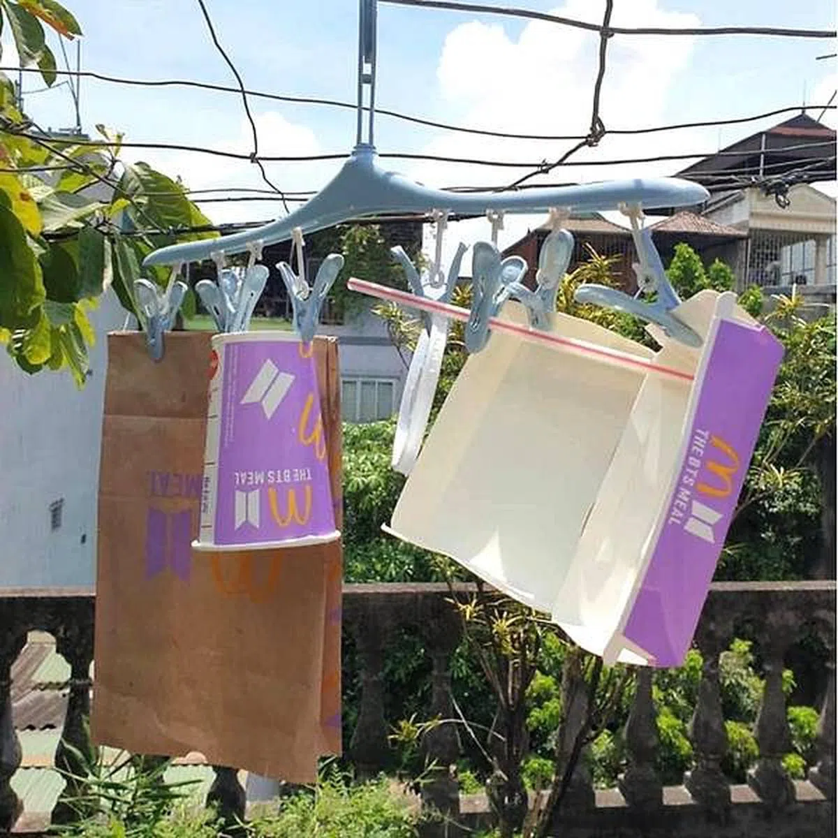 BTS迷把包装盒与包装杯晾晒好收藏。（面簿）