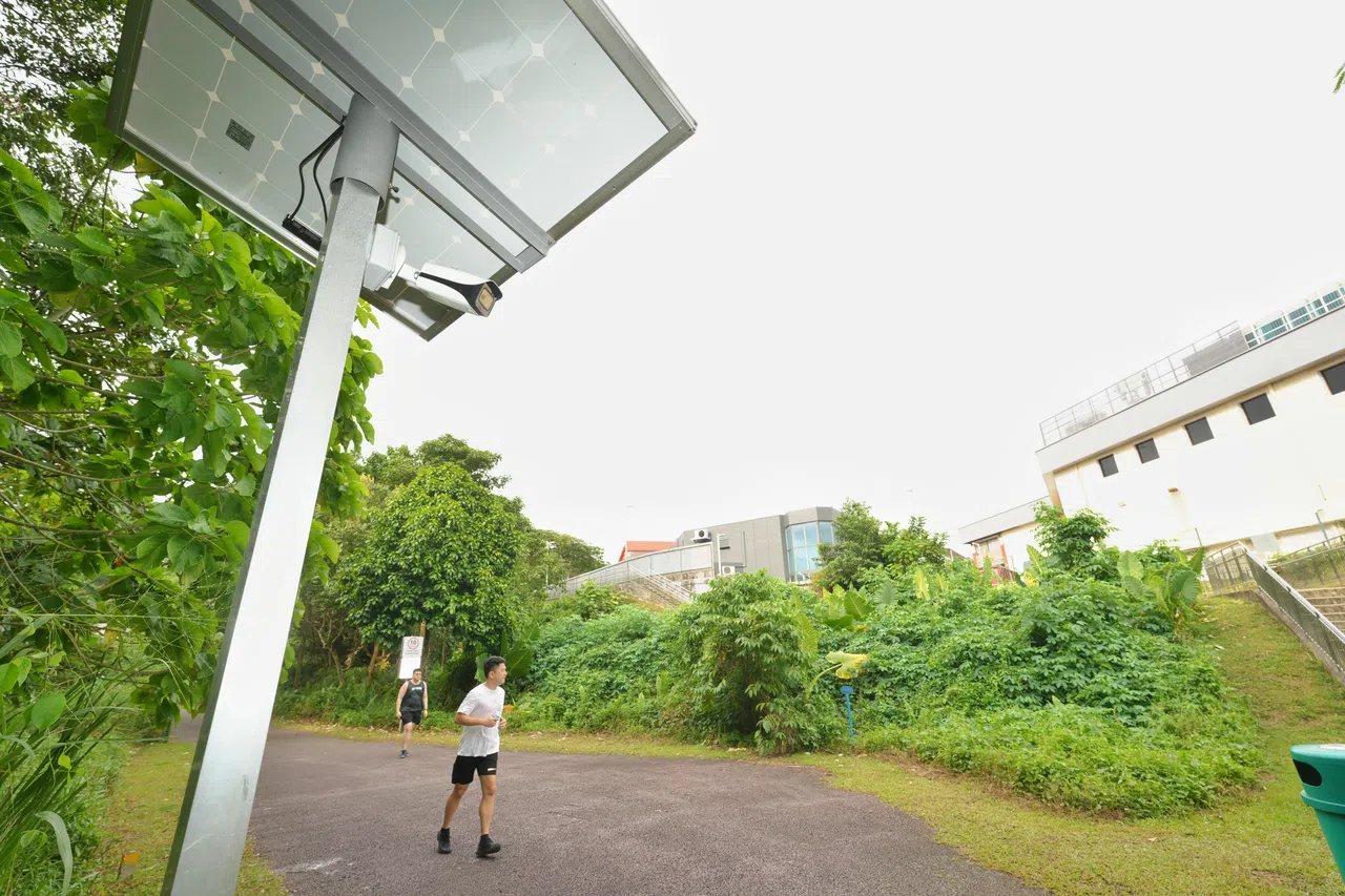 靠近绿叶景的铁道走廊步道，可见电眼全天候监控。警方在全岛已安装超过9万个电眼，多数在公共地区，私宅区目前未设置警方电眼。当局计划在2035年底前，将警方电眼增至20万个，进一步保障公众安全。（谢智扬摄）