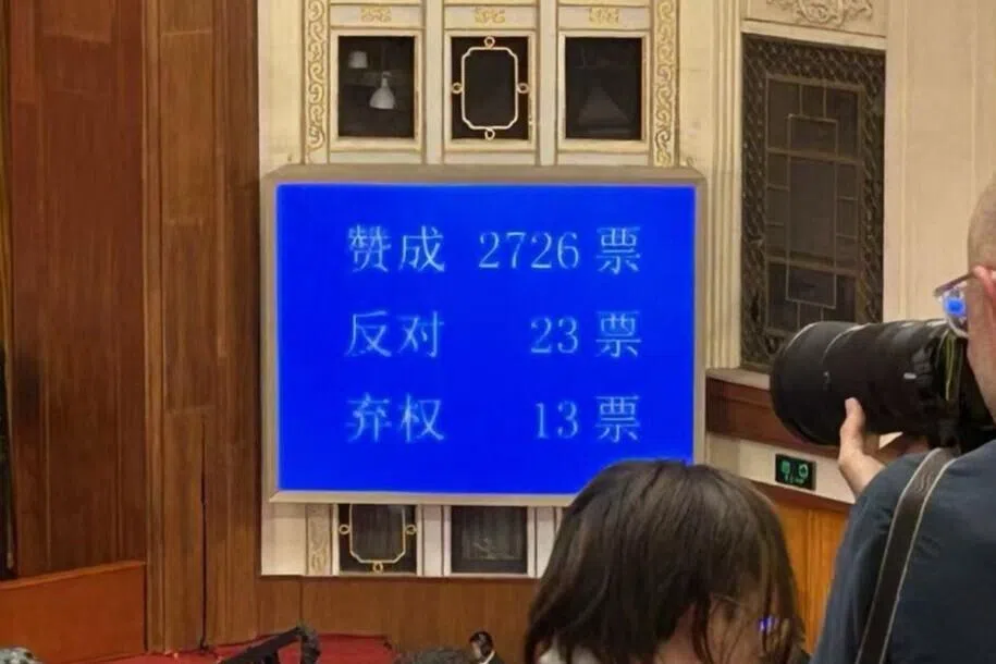 中国全国人大会议星期四（3月12日）在北京人民大会堂举行闭幕会，通过最高人民检察院工作报告。（周岳翔摄）