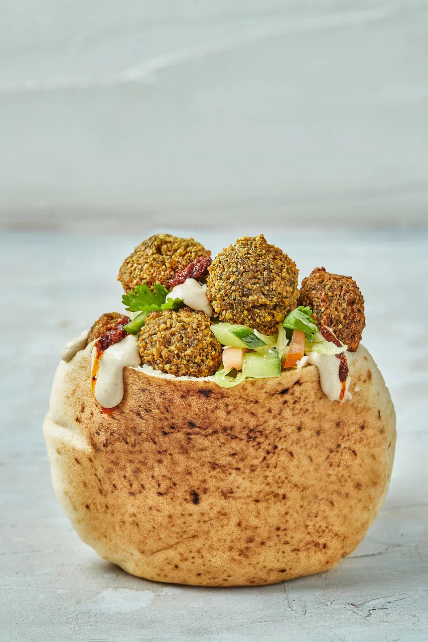 夹有以鹰嘴豆制成的炸丸子Falafel的皮塔面包，是Pita Bakery的人气面包。（受访者提供）