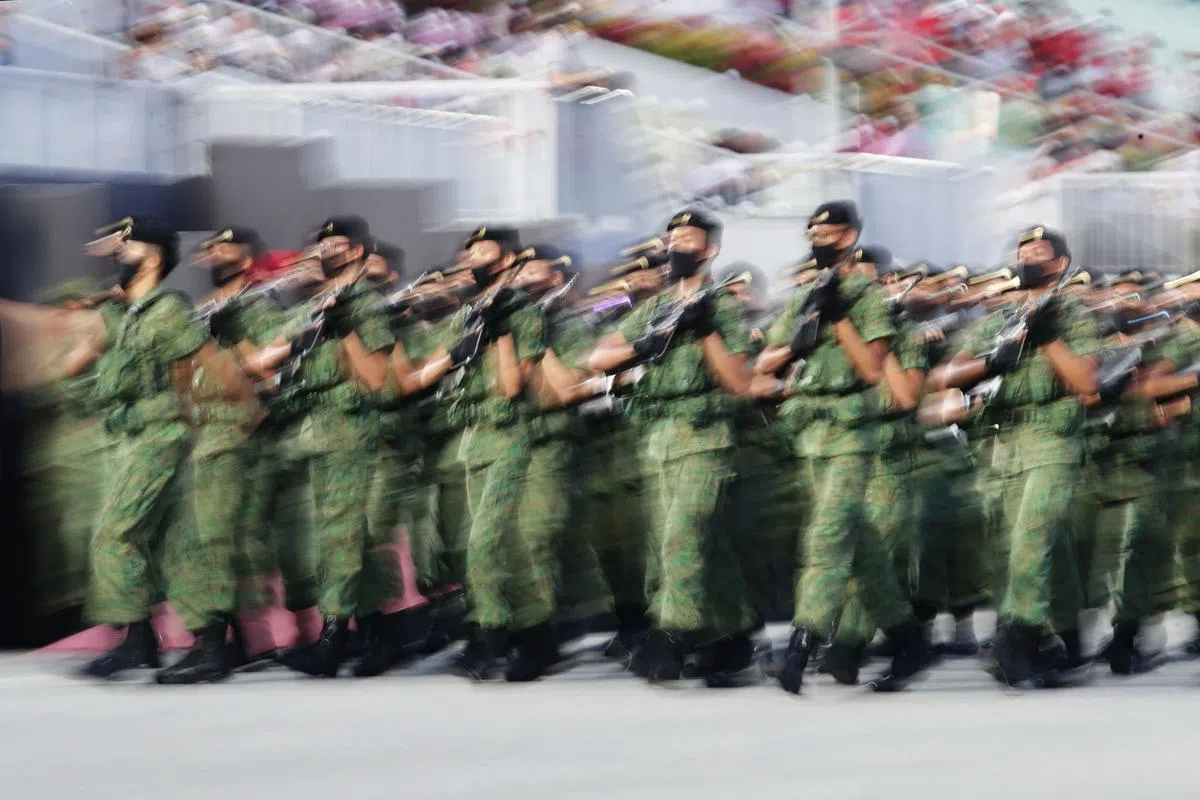 陆军军人手持冲锋枪，迈着整齐一致步伐，身体力行地表现出每个人保家卫国的决心。（ 蔡家增摄）