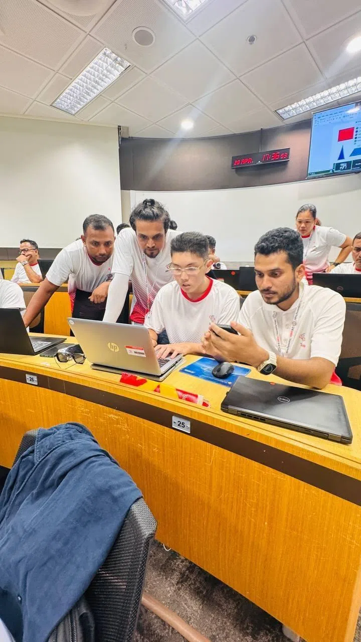 邓凯恒目前在24asia担任外部联络与合作负责人，但他仍坚持每月一次协助授课。（邓凯恒提供）