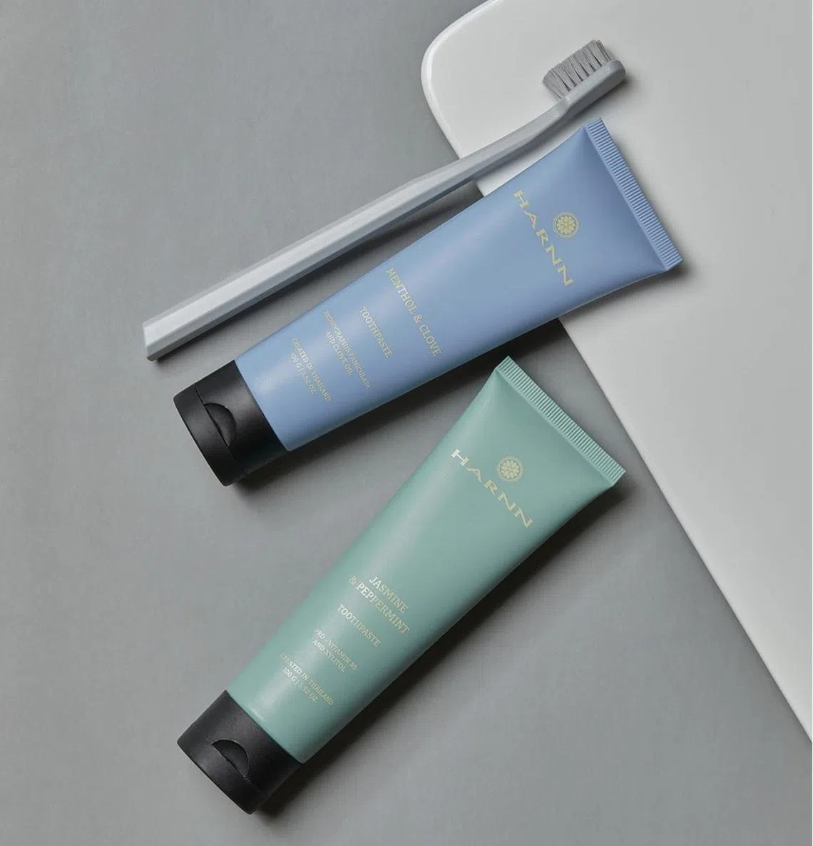 泰国著名水疗品牌Harnn推出丁香（淡蓝）和茉莉花口味牙膏。（Harnn提供）