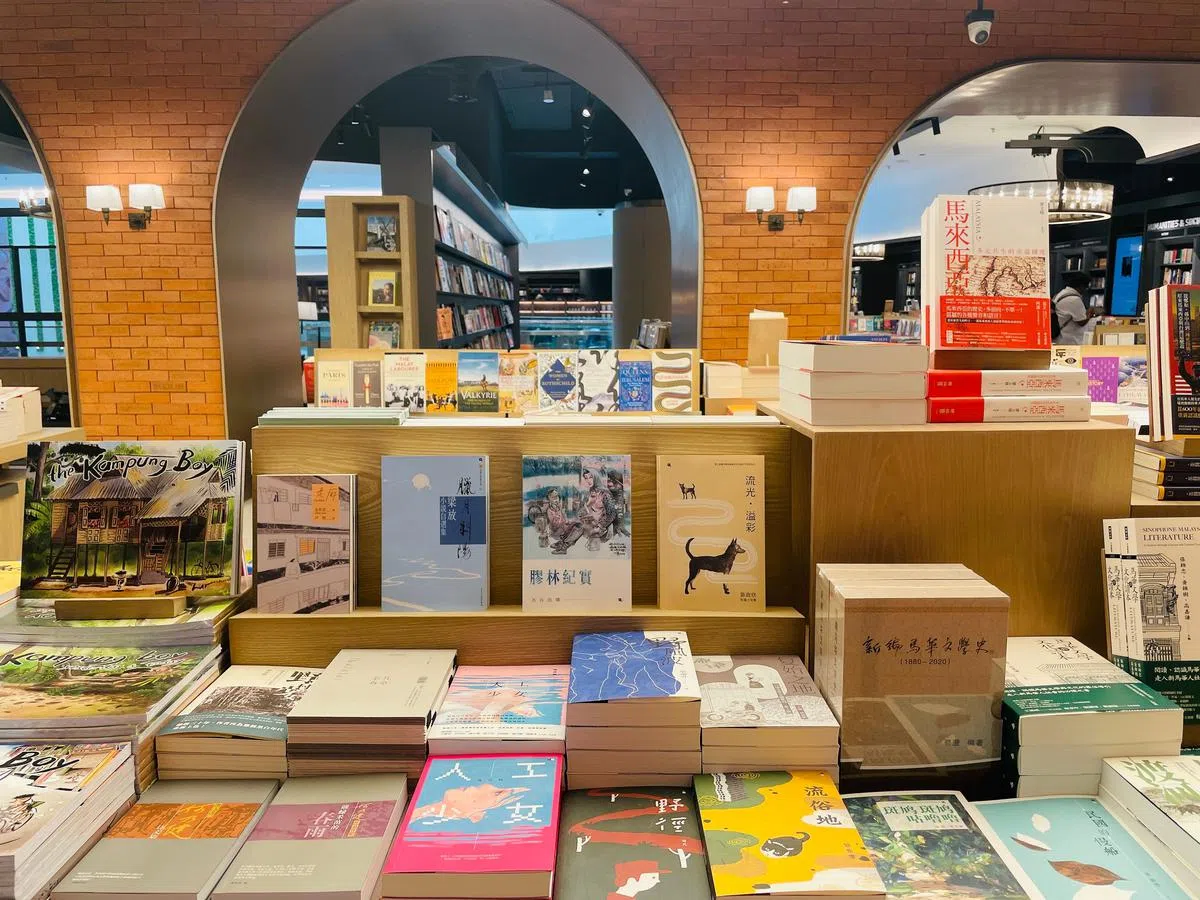 吉隆坡诚品书店的马华文学推荐书，其中包括本地小说剧作家亚非言的中译本小说《走廊》（左二）。（林方伟摄）