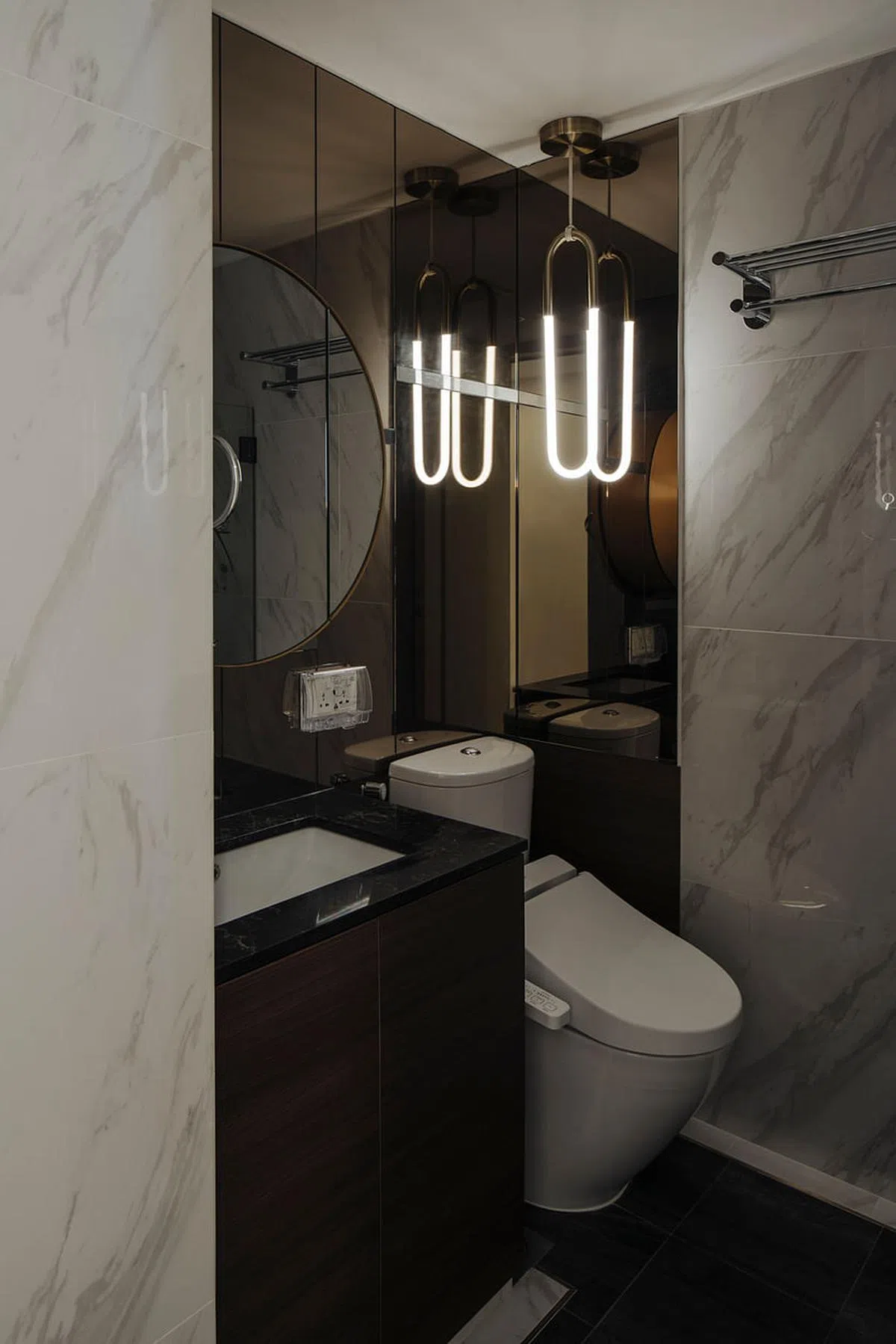 浴室回形针造型的吊灯与家具的弧形收边和饭厅的吊灯相互呼应。