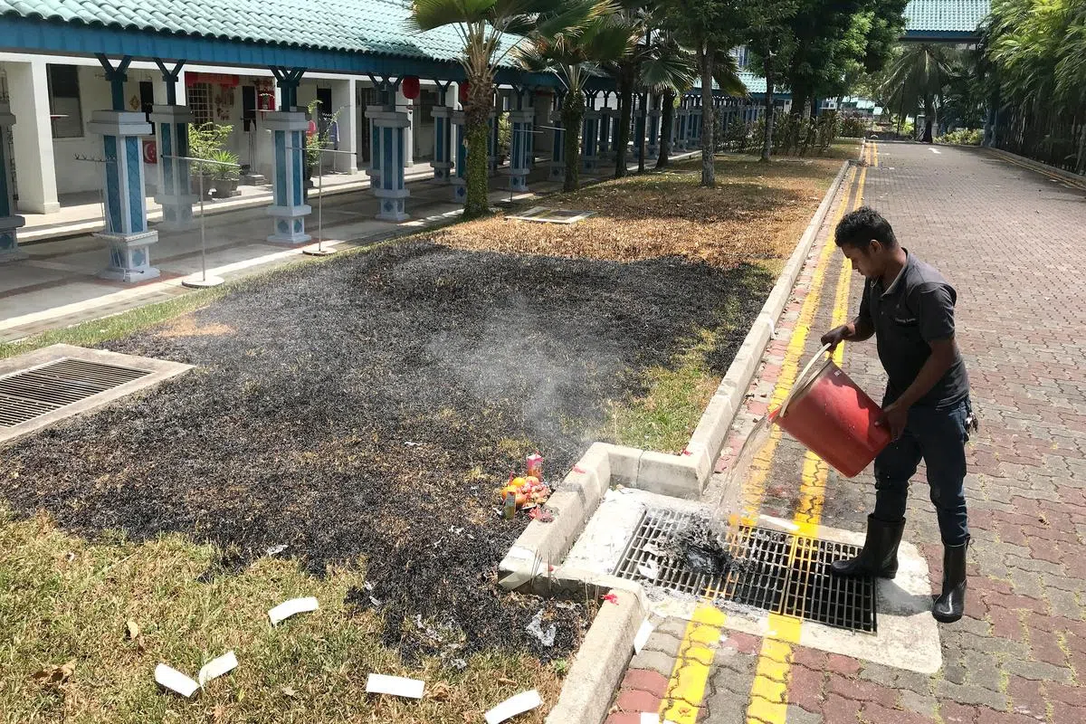 焚烧冥纸习俗近年在我国引起空气和环境污染等环保争议。（档案照）