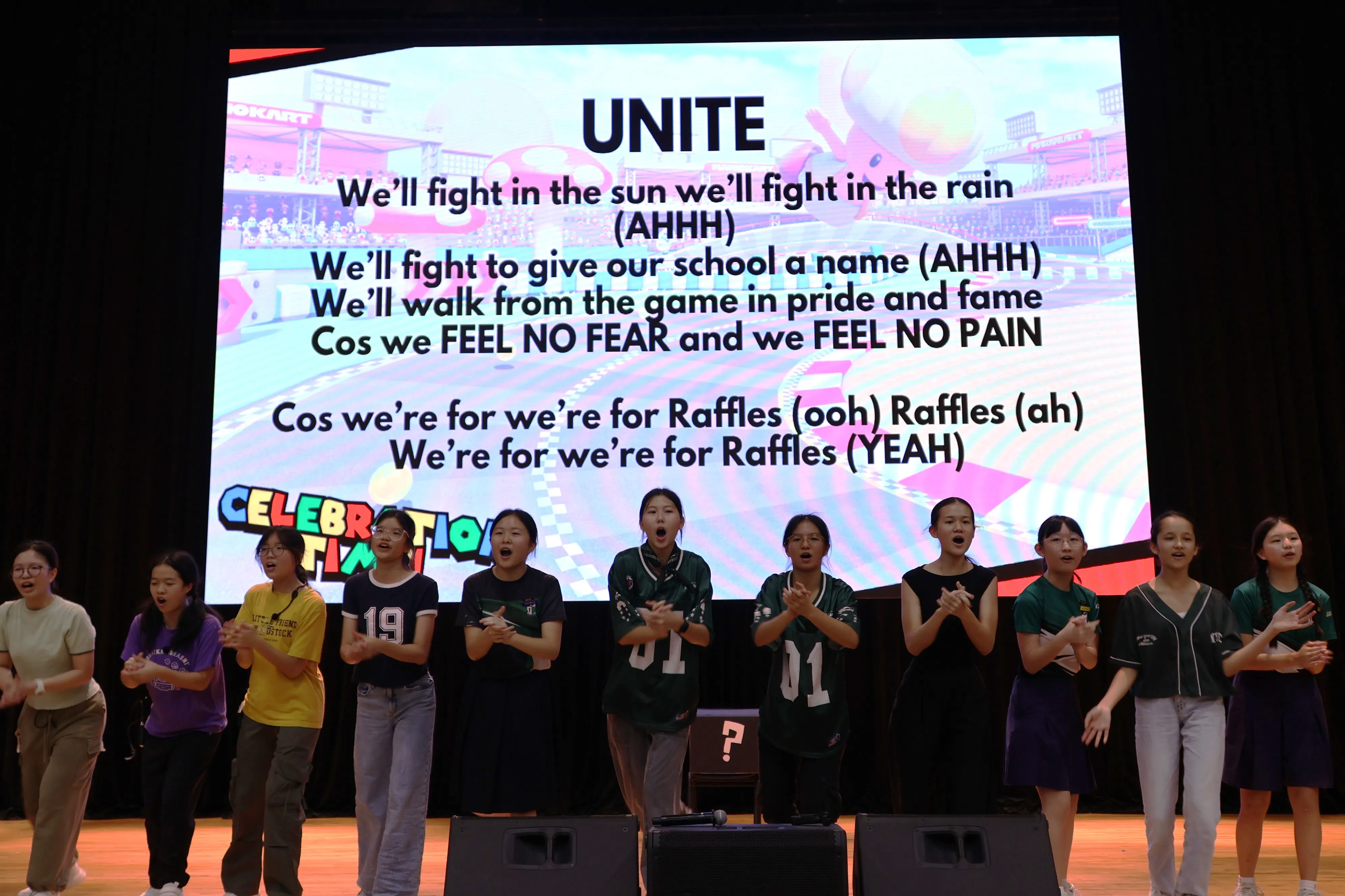 学生会成员带领全校学生一起喊口号。（莱佛士女中摄影社提供）