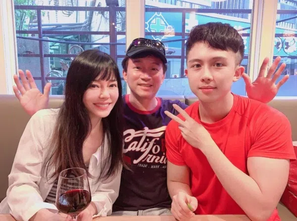 孙安佐（右）控诉爸妈孙鹏（中）和狄莺对他控制太过头。（互联网）