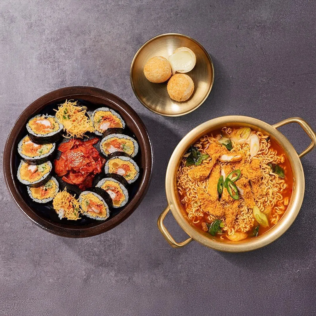 Daily Chicken的汉江拉面韩式饭卷套餐，包含香脆鸡柳韩式饭卷（左起）、芝士球和汉江风味拉面配炸鸡柳。（互联网）