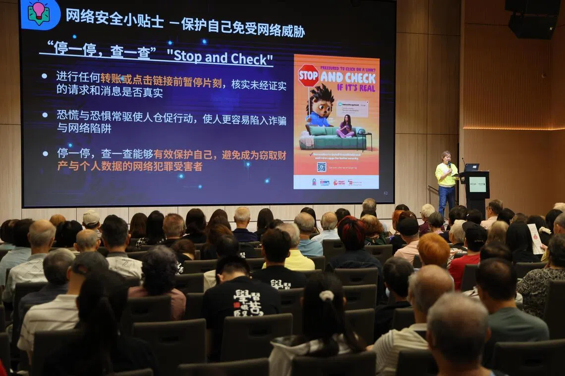 UFM100.3DJ叶丽梅在活动上教年长者如何保护自己免受网络威胁，再三提醒大家“停一停，查一查”。（陈斌勤摄）