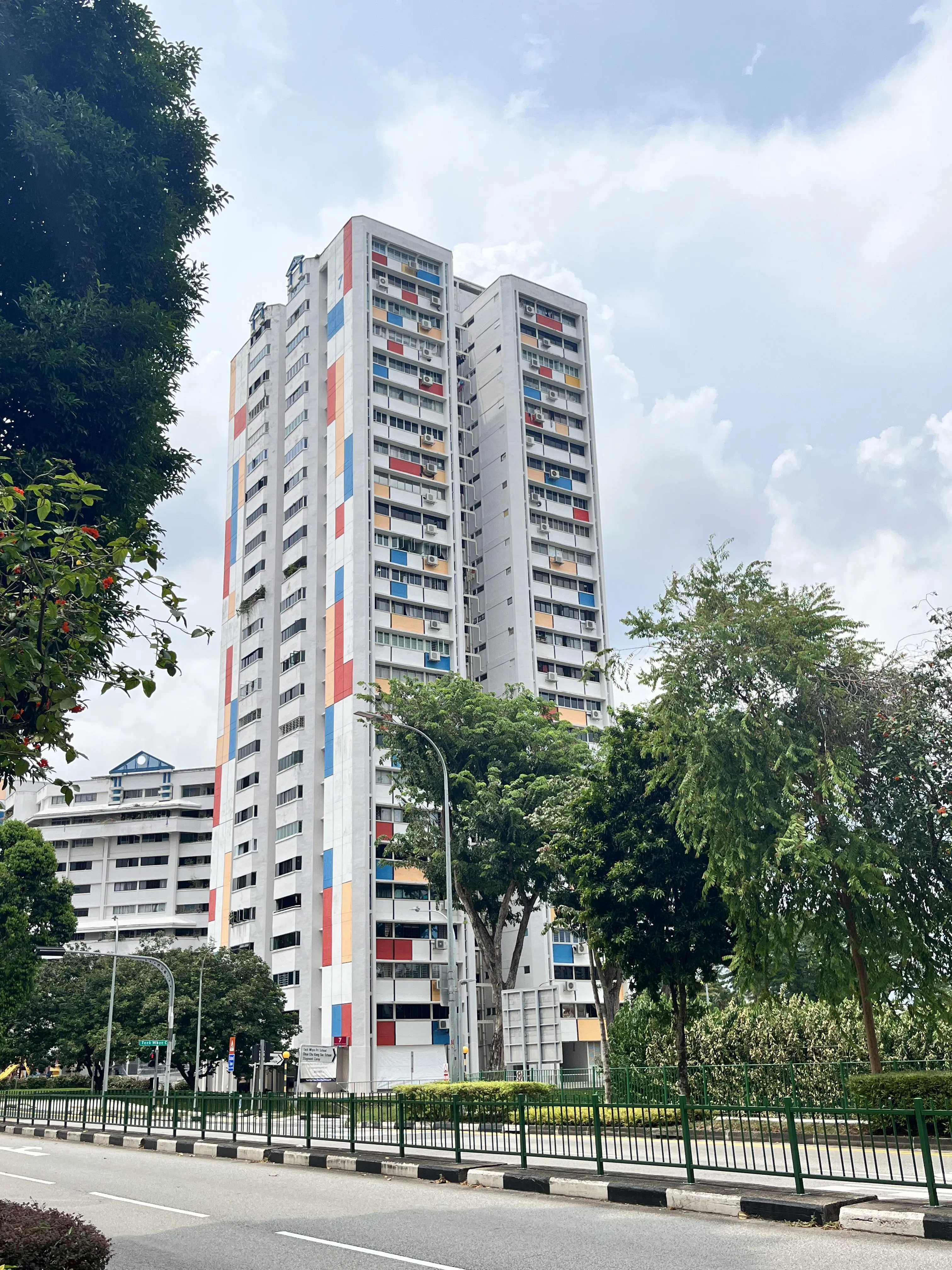 街道是城市的展馆，这些组屋是否让你想起蒙德里安的画作？（陈映蓁摄）