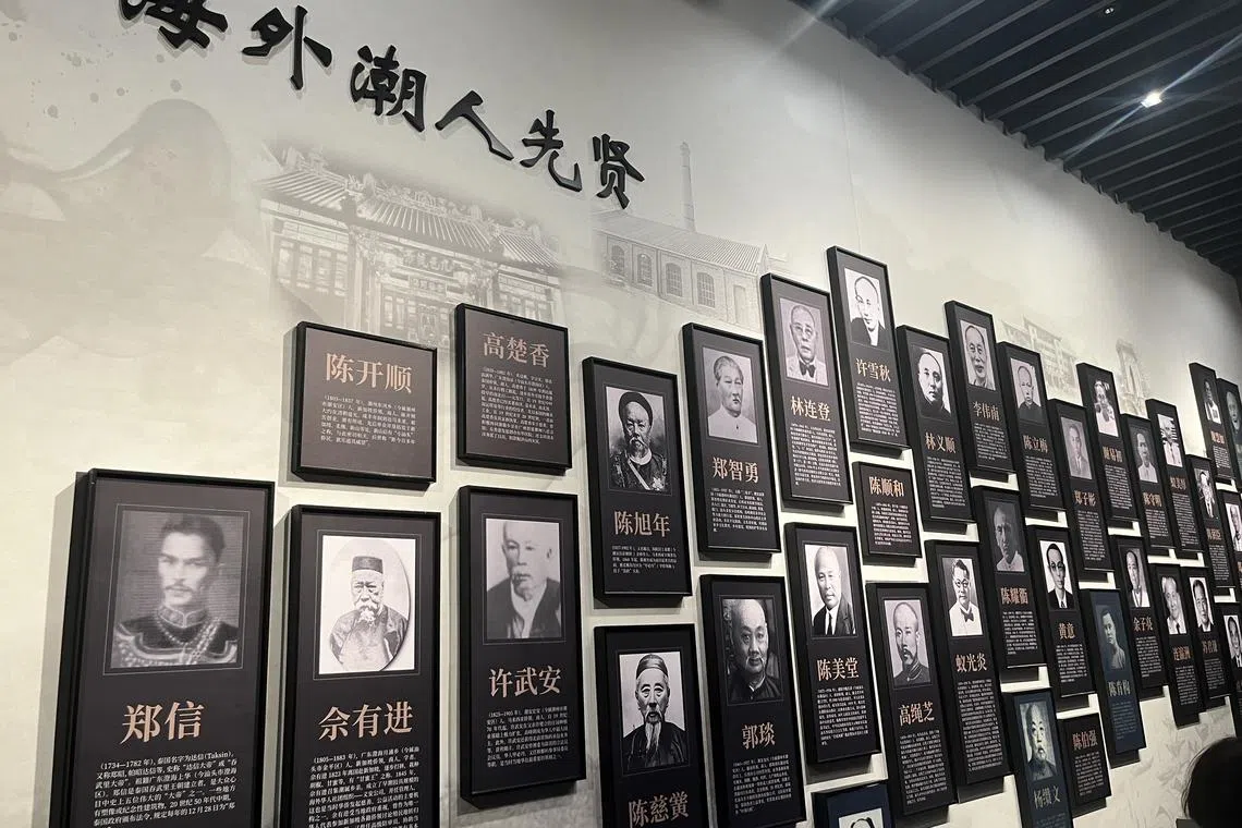 潮汕华侨历史博览中心的“海外潮人先贤”墙上，可以看到不少耳熟能详的名字。（曹又方摄）