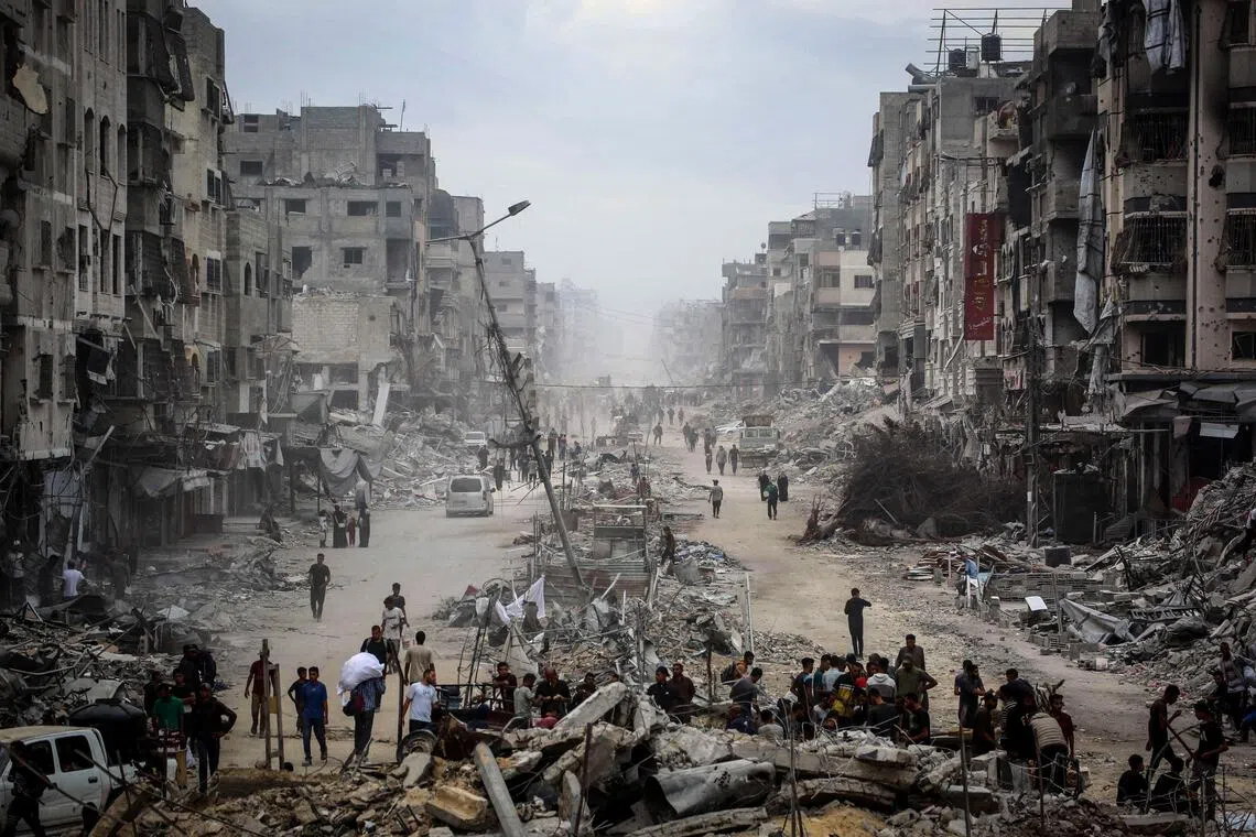 数十万巴勒斯坦难民在上周五以色列完成首阶段撤军后，纷纷回到加沙家园，面对满目疮痍，百感交集。（法新社）