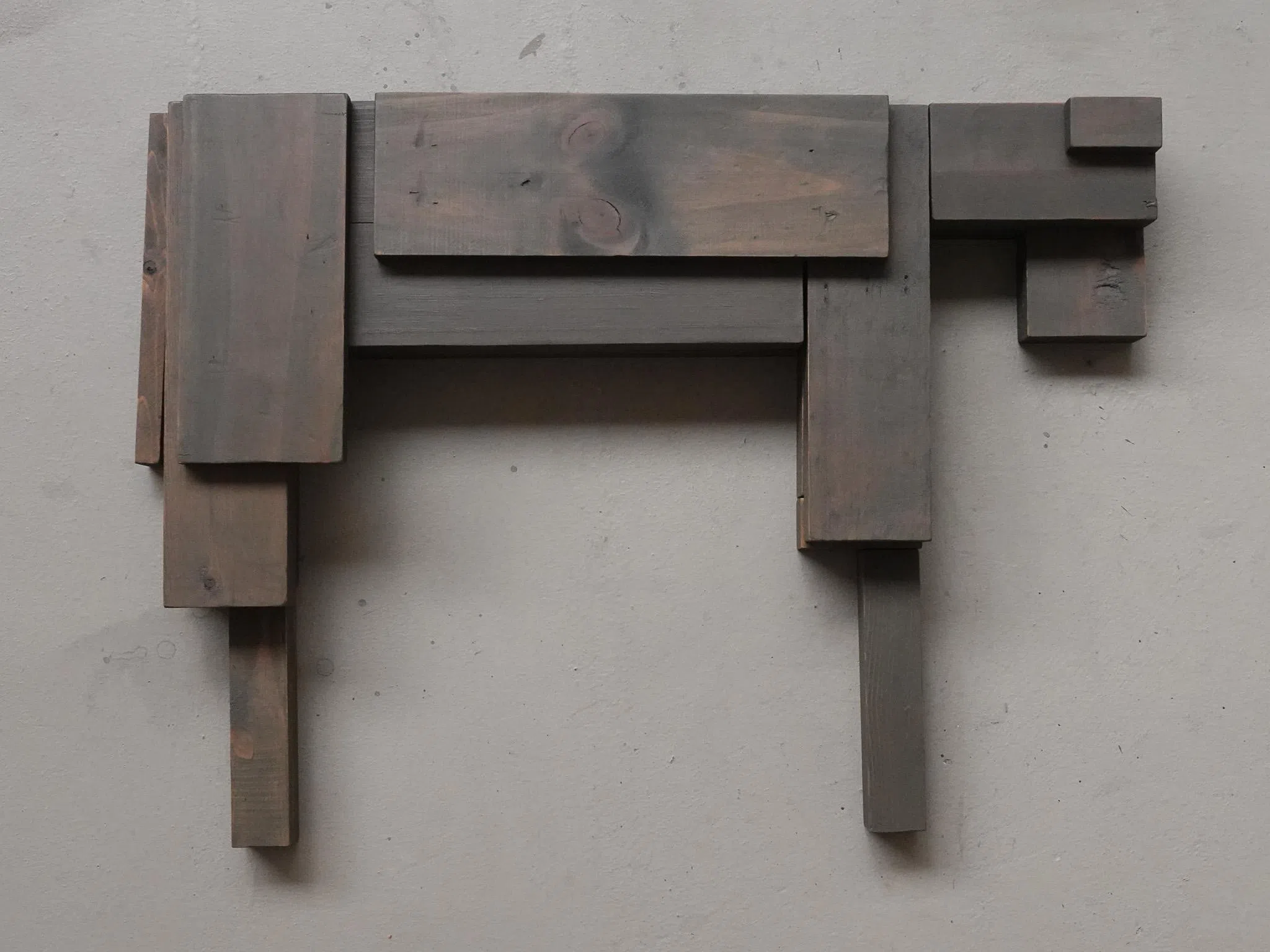 赖宇通用松木创作的野狗雕塑。（香格纳新加坡提供）