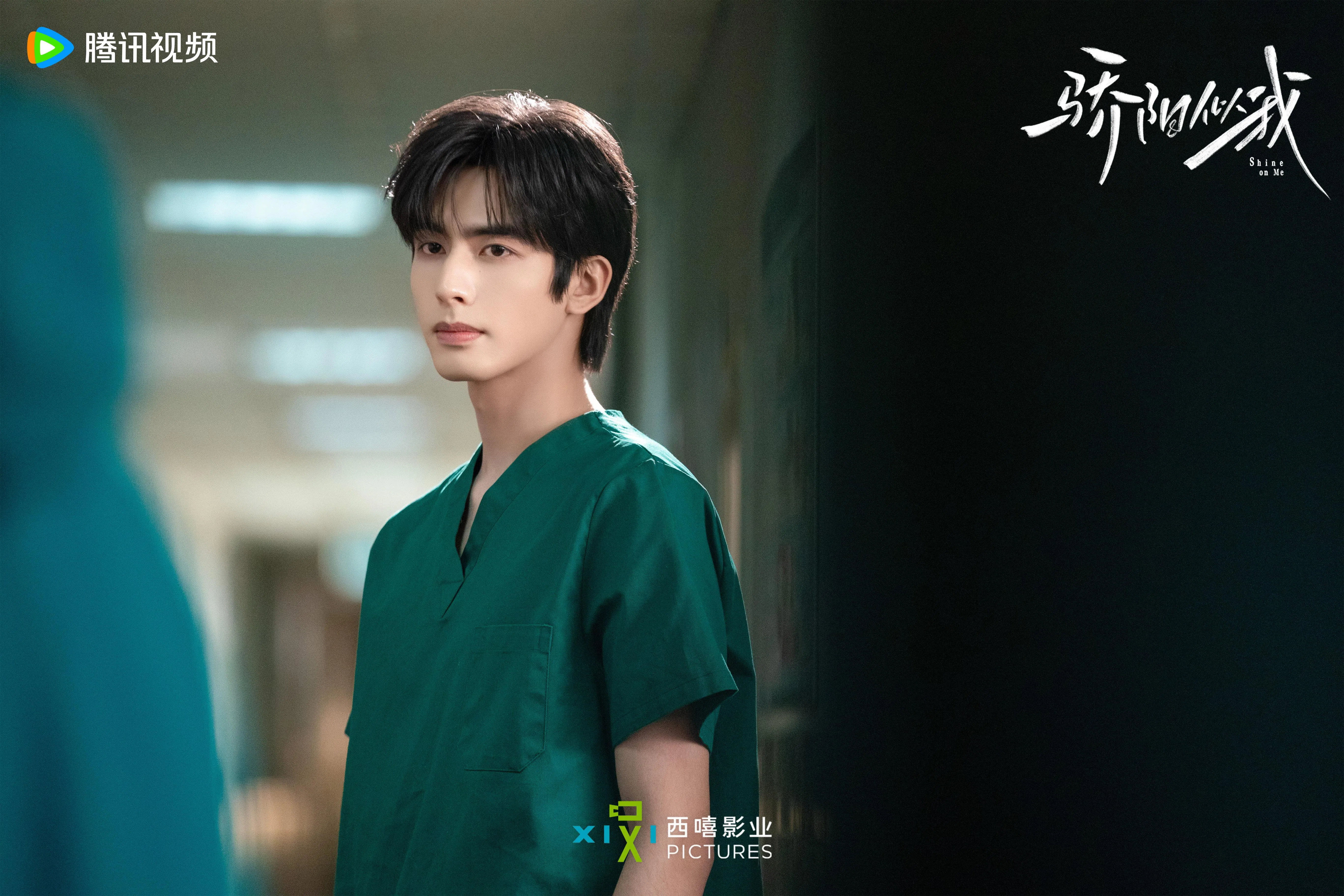 林屿森在车祸中手部受伤后，离开了外科医生这个职业。（取自剧集微博）