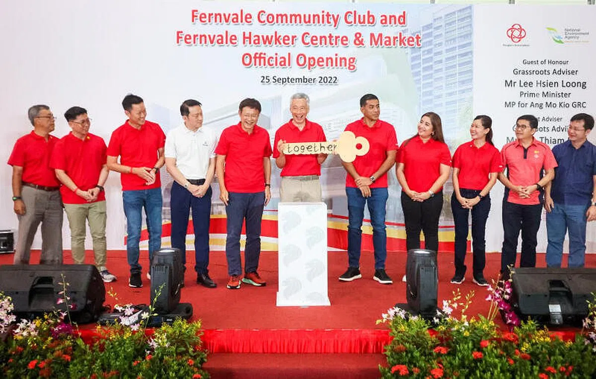 李显龙总理（左六）星期天为芬维尔（Fernvale）民众俱乐部，以及芬维尔小贩中心和巴刹主持正式揭幕仪式。（陈斌勤摄）