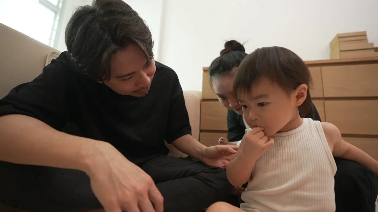 吴彦勋甘心当“奶爸”，负责持家和照顾两个年幼孩子。（哇哇映画提供）