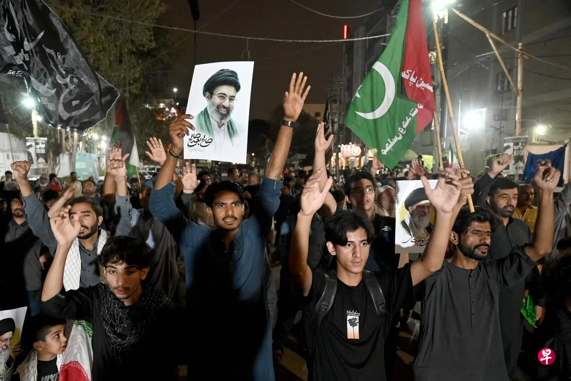 巴基斯坦总理谢里夫表示全力支持当前美伊对话努力。巴国什叶派穆斯林3月18日在首都卡拉奇举行反美反以集会，一些集会者高举伊朗最高领袖穆杰塔巴的肖像。 （法新社）