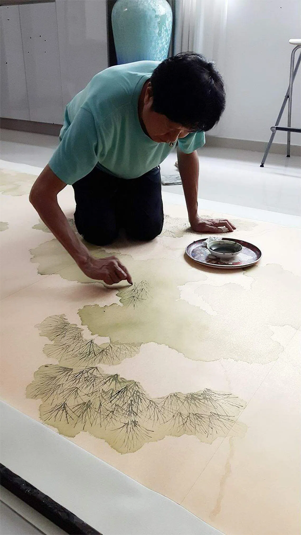 吴怡龙穿袜在地板上作大画。（受访者提供）